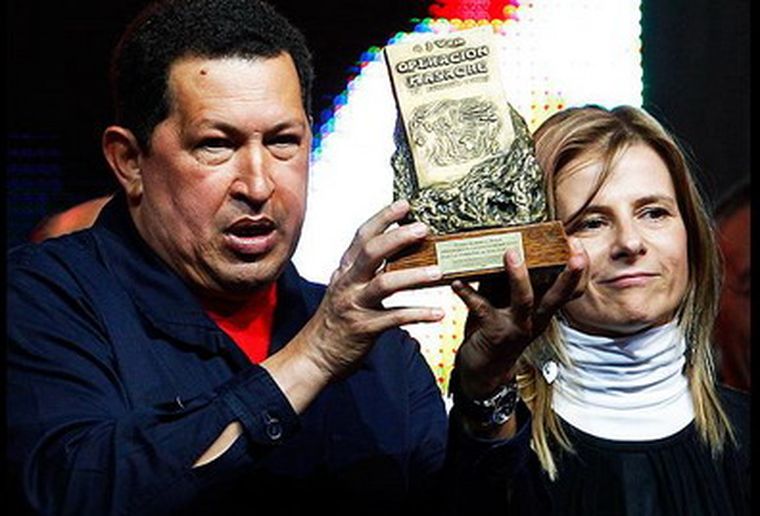 Chávez muestra el galardón. Foto: Télam
