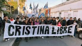 Cristina Kirchner cumple 100 días presa y los militantes se movilizan a San José 1111