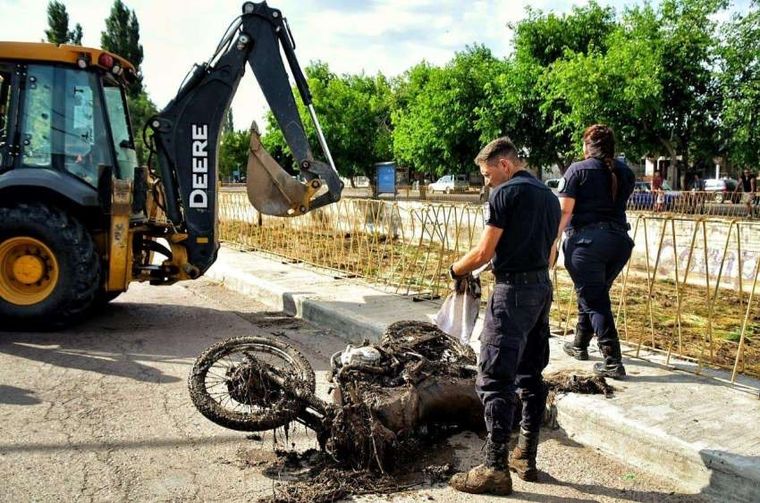 La moto fue encontrada en un zanjón, pero el hombre sigue desaparecido.