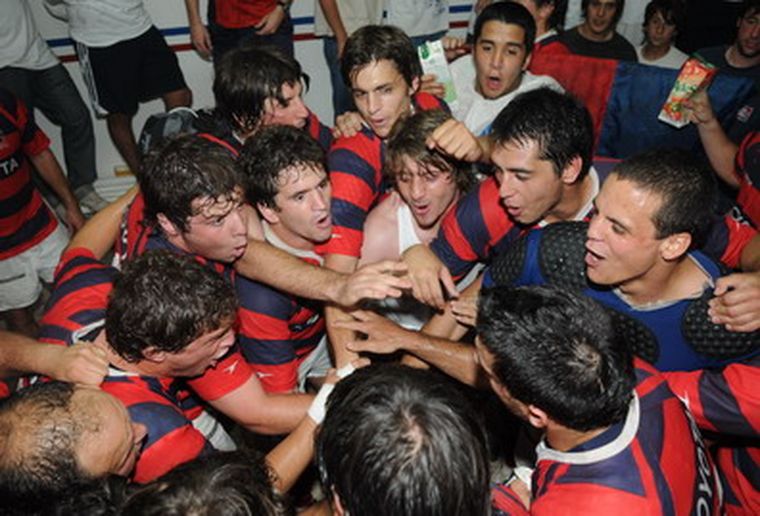 Los Tordos festeja en el vestuario un nuevo título. Foto: Gerardo Gómez /MDZ