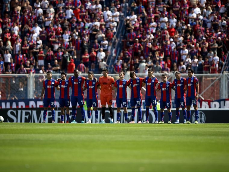 San Lorenzo homenajeó a Miguel Ángel Russo con un minuto de silencio. San Lorenzo homenajeó a Miguel Ángel Russo con un minuto de silencio.