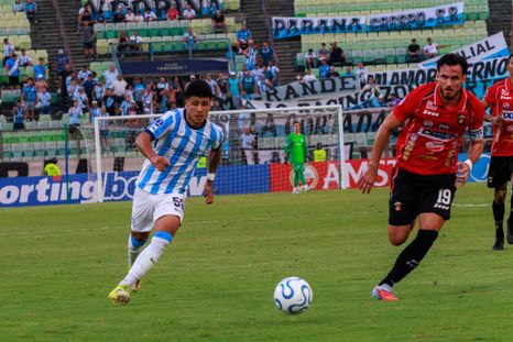 Tomás Pérez, autor del 1-0 de Racing, se lleva el balón ante la marca de un defensor venezolano. Tomás Pérez, autor del 1-0 de Racing, se lleva el balón ante la marca de un defensor venezolano.
