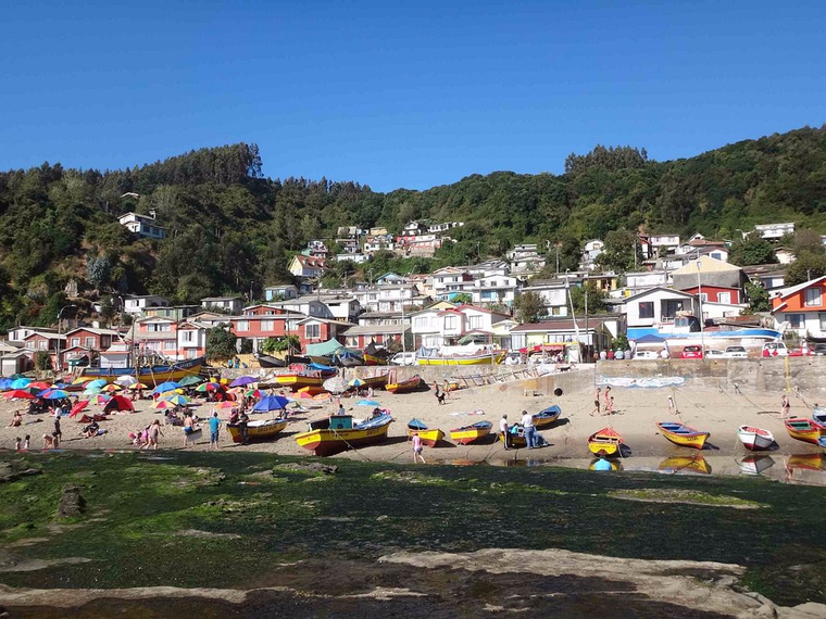Estos pueblos de Chile conservan playas tranquilas y un ritmo de vida ideal para disfrutar el verano sin multitudes. Estos pueblos de Chile conservan playas tranquilas y un ritmo de vida ideal para disfrutar el verano sin multitudes. 