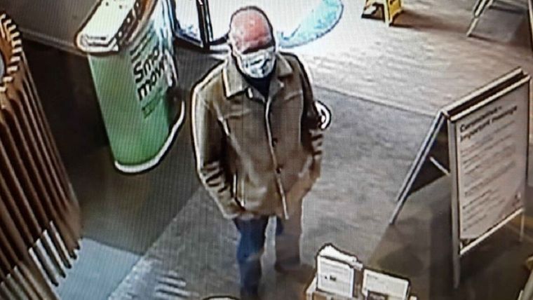 El hombre quedó captado por las cámaras de seguridad Foto: Policía de Sussex