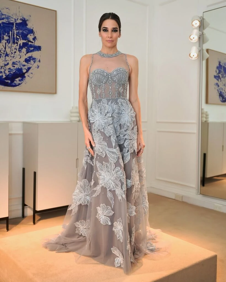 La conductora apostó a un vestido artesanal. La conductora apostó a un vestido artesanal.