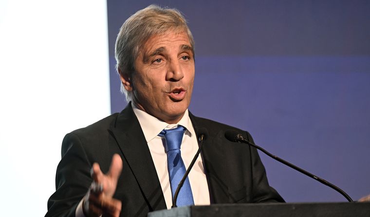 Mientras en el campo celebran por el acompañamiento del clima y las lluvias en la presente campaña, en especial en la cosecha fina (trigo, cebada) el ministro Caputo atribuyó la campaña récord a la baja de impuestos.