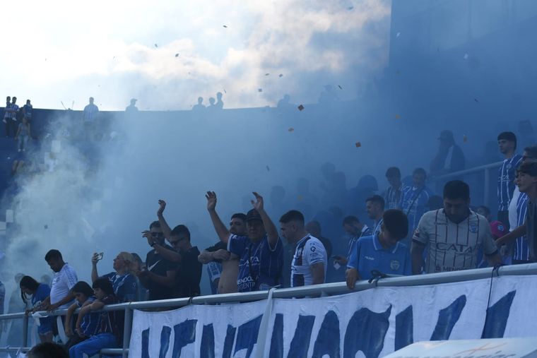 Los hinchas de Godoy Cruz recibieron al equipo con bengalas y fuegos artificiales. Los hinchas de Godoy Cruz recibieron al equipo con bengalas y fuegos artificiales.