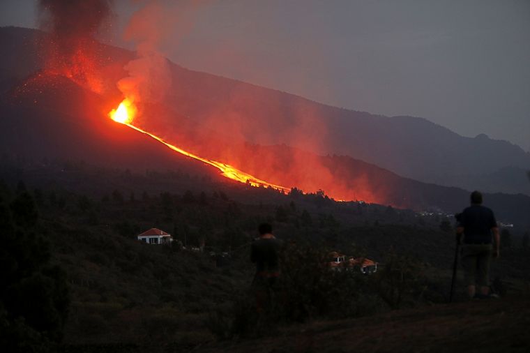 La erupción del volcán La Palma dejó, por lo menos, a 5 mil familias sin los hogares donde vivían hace años y que tenían bajo crédito hipotecario Foto: Agencia DPA