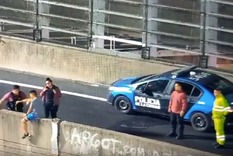Efectivos de la Policía de la Ciudad intentan convencer al joven para que no salte al vacío Foto: Captura de pantalla