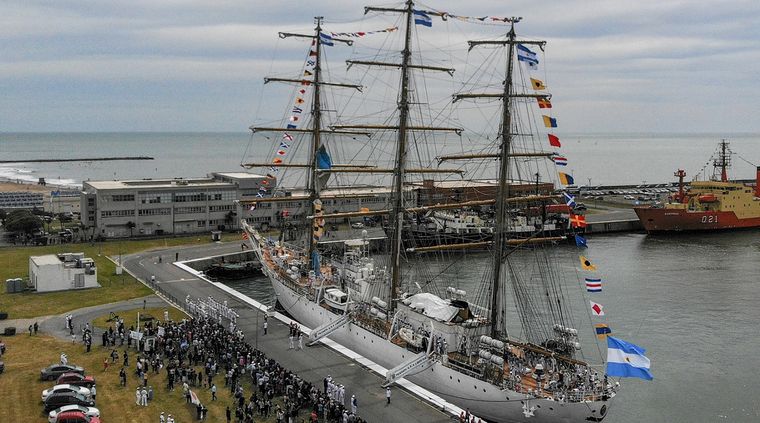 La fragata Libertad recorre sus últimas millas náuticas de navegación que la separan de Buenos Aires, donde arribará este sábado a las 17.30 para culminar su itinerario. Foto: TELAM