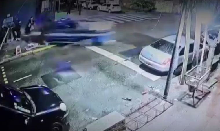 El patrullero perdió el control y atropelló a los jóvenes que estaban sobre la vereda Foto: NA
