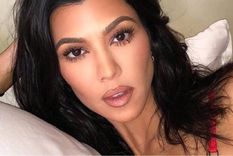 Desde la piscina, Kourtney Kardashian presume su gran escote con un bikini neón