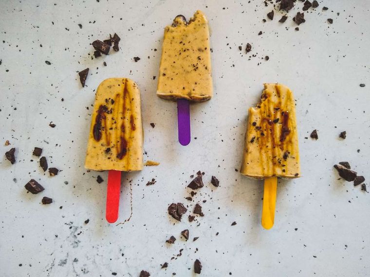 Estos helados de banana y mantequilla de maní granizados de Hola Vegan con imperdibles.