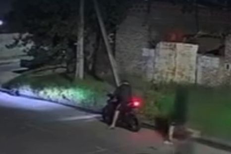 La balacera fue perpetrada por delincuentes que en primera instancia se hicieron pasar por policías. Hubo una persecución, pero están prófugos. La balacera fue perpetrada por delincuentes que en primera instancia se hicieron pasar por policías. Hubo una persecución, pero están prófugos.