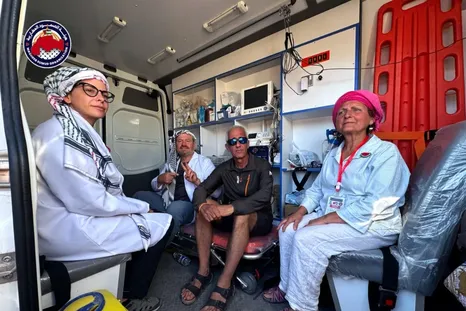 Paula Gimenez y Lucas Aguilar en la ambulancia de la caravana de ayuda humanitaria. Paula Gimenez y Lucas Aguilar en la ambulancia de la caravana de ayuda humanitaria.