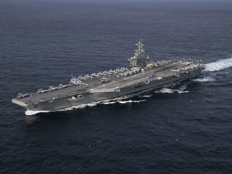 El USS Abraham Lincoln avanza hacia el Mar Arábigo con destructores escolta y, según los reportes, al menos un submarino de ataque.