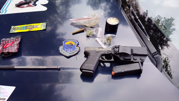 El arma de fuego, la marihuana y demás elementos secuestrados al sospechoso en el Parque General San Martín.&nbsp;