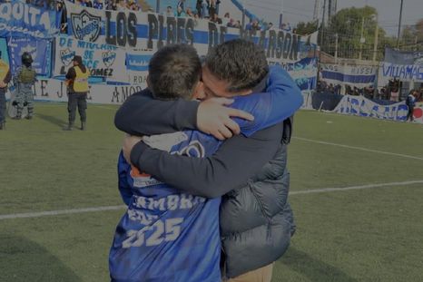 El histórico arquero celebra el ascenso de Midland. El histórico arquero celebra el ascenso de Midland.