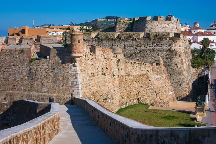 Ceuta comparte una frontera terrestre de poco más de seis kilómetros con Marruecos y constituye una de las principales puertas de ingreso a la Unión Europea.