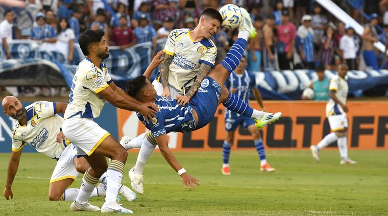 Martín Pino, delantero de Godoy Cruz, intenta una chilena ante la presencia de dos defensores del Canalla. Foto: ALF PONCE MERCADO / MDZ
