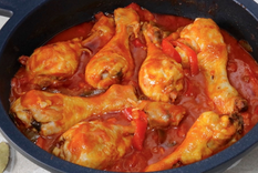 Esta receta no solo se elabora con pollo; también existen versiones con cordero o conejo, lo que demuestra su flexibilidad y la creatividad de la cocina tradicional española.