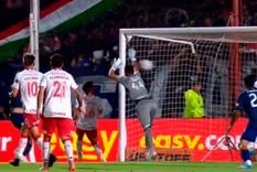 Chiquito Romero tuvo responsabilidad en el gol de Arce. Chiquito Romero tuvo responsabilidad en el gol de Arce.