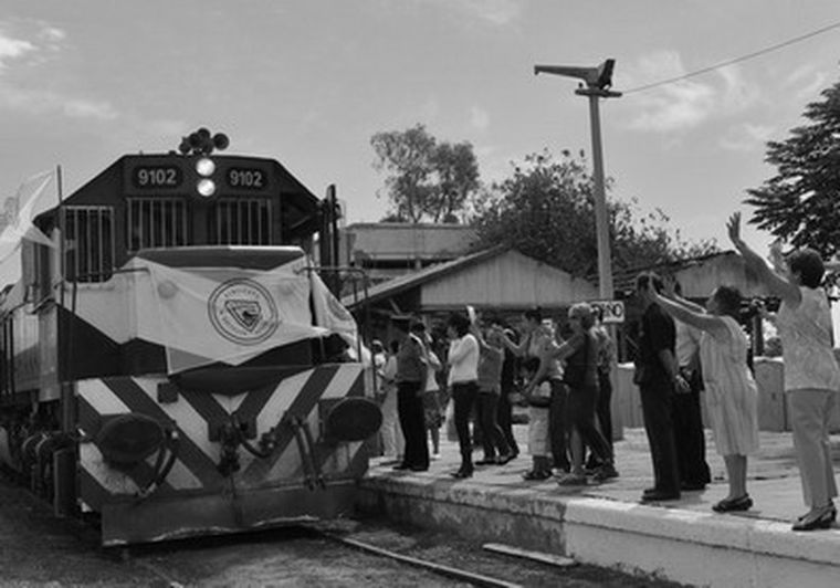 El tren que trajo a los seguidores de DElía.