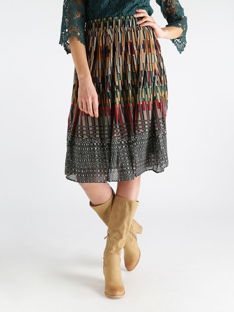 Estas son las faldas Midi que mejor lucen con botas altas y que reinarán en esta temporada