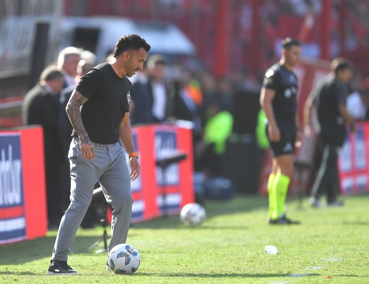 Tevez en la cancha de Independiente, ante Racing. Foto: Télam