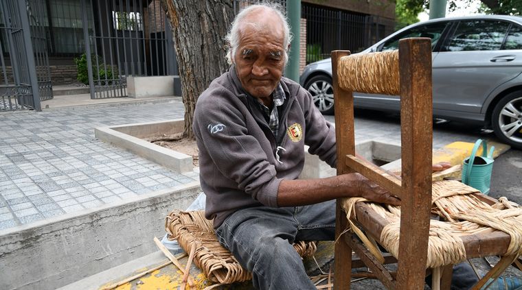 Jorge es un artesano que hace 50 años realiza arreglos con totora Foto: ALF PONCE MERCADO / MDZ
