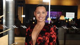 Pampita con un vestido del museo de Elsa Serrano.