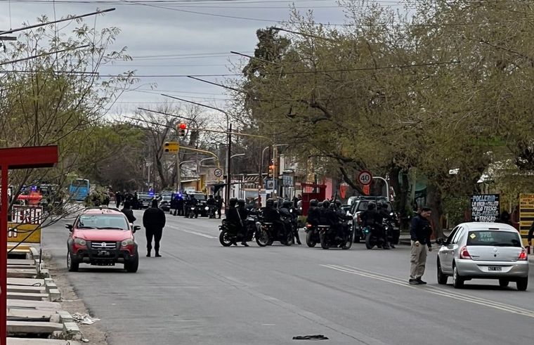 La policía intentó dispersar con balas de goma y hubo respuesta Foto: Gentileza