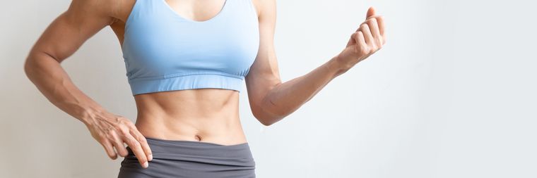 Este ejercicio se centra en la activación del músculo transverso abdominal, una de las capas más profundas de la pared abdominal.