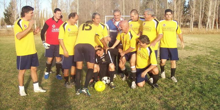 Corralón 9 de Julio metiendo presión al árbitro Fernando Abba.