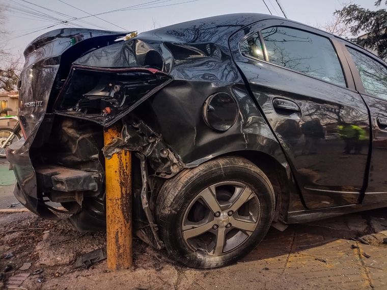 El auto quedó incrustado en un poste tras ser embestido por una camioneta Foto: Emilce Vargas Ferrara/MDZ
