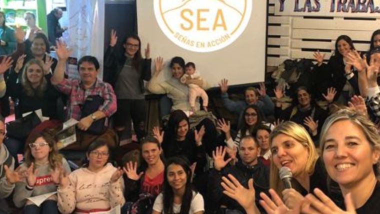 La lengua de señas es un idioma y por tanto un puente hacia la inclusión, la comprensión y la igualdad. Foto: SEA.