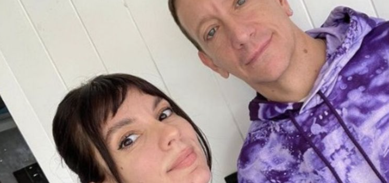 La pareja se muestra feliz desde las playas del país vecino, Brasil Foto: @nicovazquezok