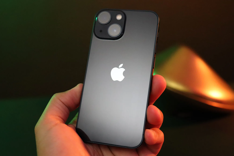 iPhone 13. iPhone 13.