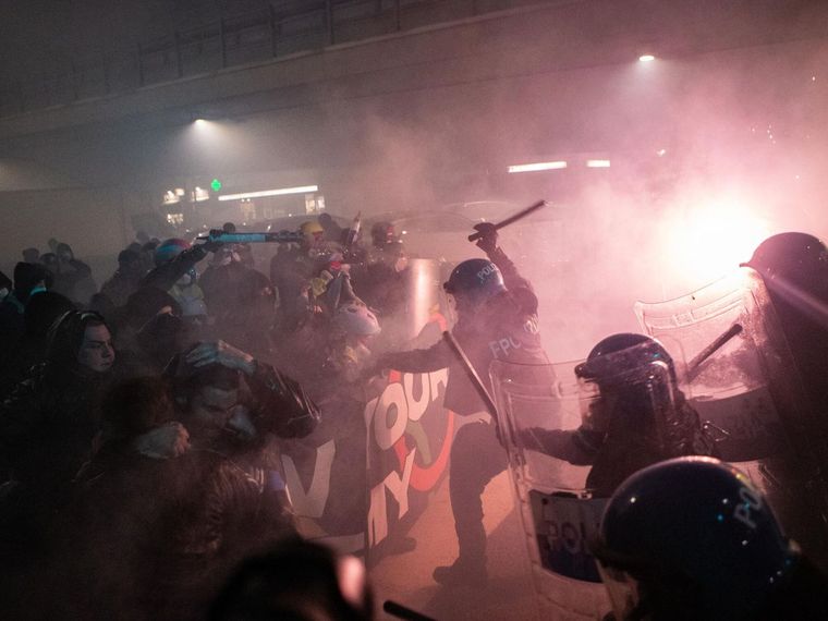 Enfrentamiento entre policías y manifestantes en la marcha contra los Juegos Olímpicos de Invierno.