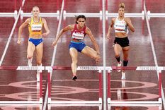 Sydney McLaughlin (medio) rompió su propio récord. Foto: EFE