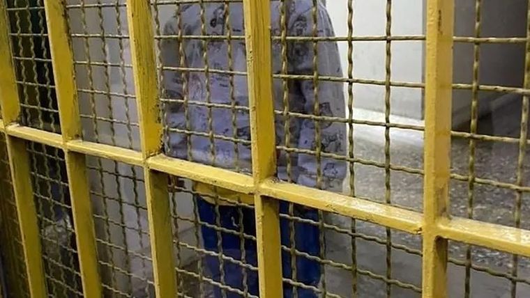 El niño quedó solo y encerrado en su jardín