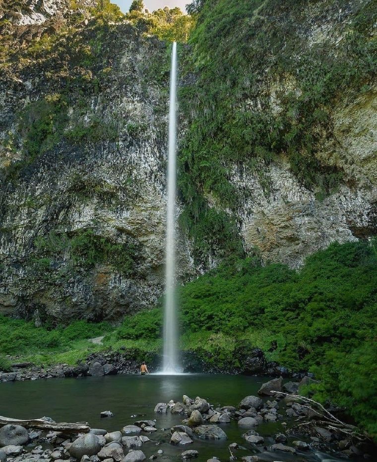 El sendero desde Pampa Linda hacia el Saltillo de las Nalcas esconde una cascada de cuento. Foto: ig @fedeimbriano