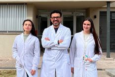El equipo del Conicet que investigará los posibles tratamientos para el Alzheimer está liderado por Lucas J. Sosa se completa con las científicas Valentina Gesto y Romina Aimar.