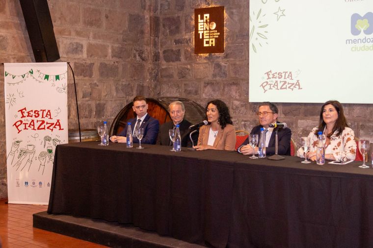 Autoridades provinciales, municipales y referentes de la colectividad italiana participaron del lanzamiento oficial en La Enoteca.
