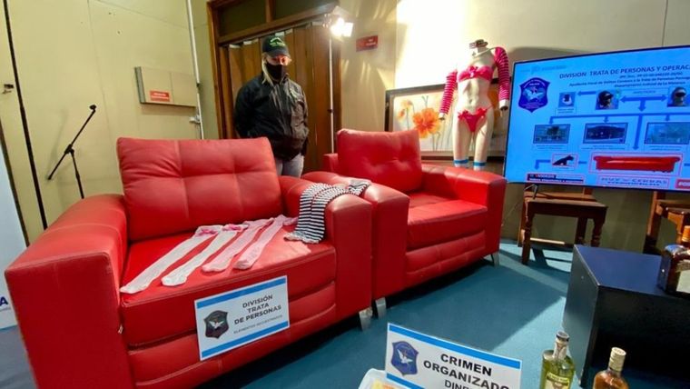 En el sillón rojo el hombre abusaba de los menores