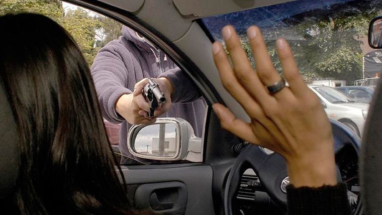 El delincuente disparó a pesar de que ya tenía las llaves del auto en su poder