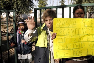MDZol | La toma y corte de calle, este mediodía, frente a la escuela Deoclecio García de Colonia Bombal. Foto: Agustín Mauricio/Mediamza.com