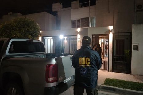 Una empleada administrativa fue detenida en Salta acusada de validar aptos médicos sin controles psicofísicos reales para la obtención de licencias de conducir. Una empleada administrativa fue detenida en Salta acusada de validar aptos médicos sin controles psicofísicos reales para la obtención de licencias de conducir.