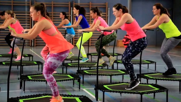 El Jumping Fitness consiste en saltar y hacer ejercicios y coreografías sobre un trampolín. Foto: Pinterest