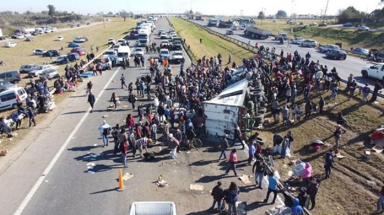 El camión con alimentos volcó a la altura de la localidad bonaerense de Campana.